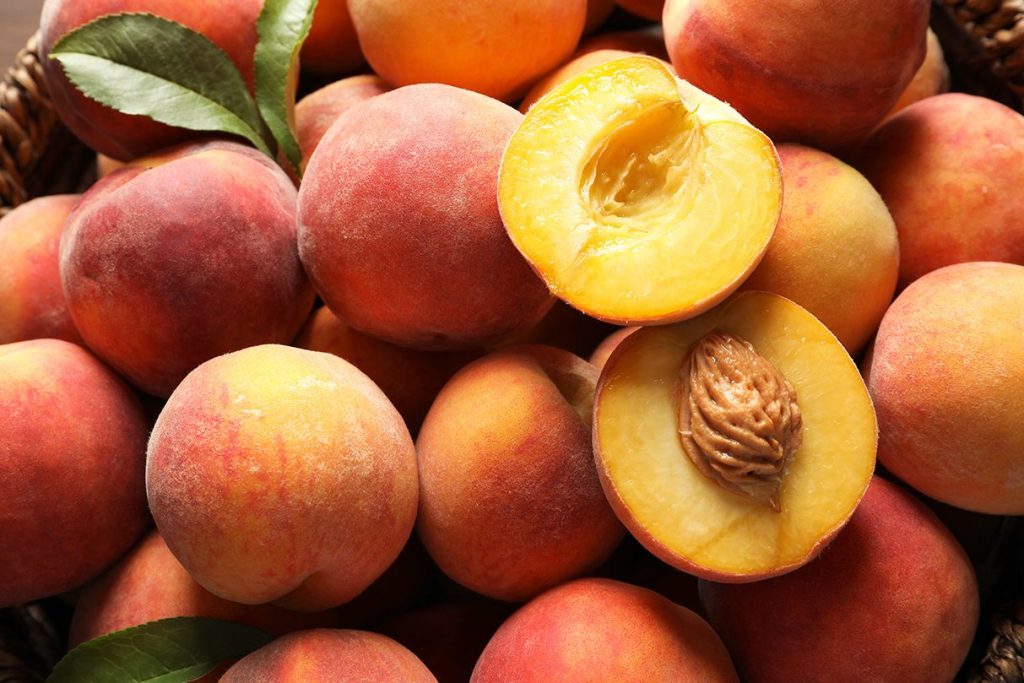 A pile of peaches